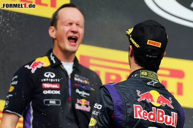 Foto zur News: Paul Monaghan und Daniel Ricciardo (Infiniti Red Bull Racing)
