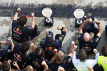 Foto zur News: Daniel Ricciardo (Red Bull), Christian Horner und Adrian Newey
