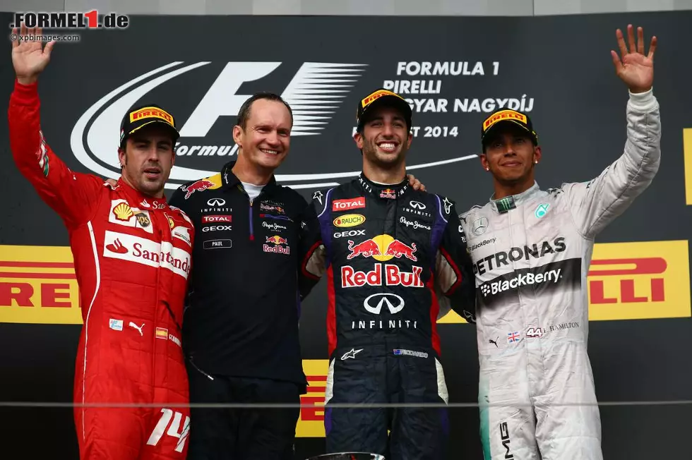 Foto zur News: Daniel Ricciardo (Red Bull), Fernando Alonso (Ferrari) und Lewis Hamilton (Mercedes)
