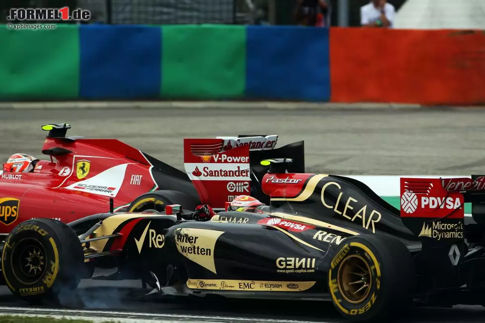 Foto zur News: Pastor Maldonado (Lotus) und Kimi Räikkönen (Ferrari)