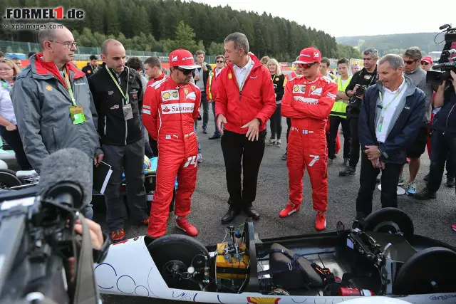 Gemeinsam mit dem Teamkollegen lässt er sich die Technik erklären. Foto zur News: Gemeinsam mit dem Teamkollegen lässt er sich die Technik erklären.