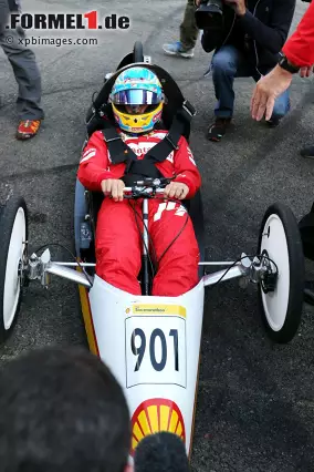 Irgendwie hat sich Fernando Alonso dann aber doch hineingezwängt. Foto zur News: Irgendwie hat sich Fernando Alonso dann aber doch hineingezwängt.