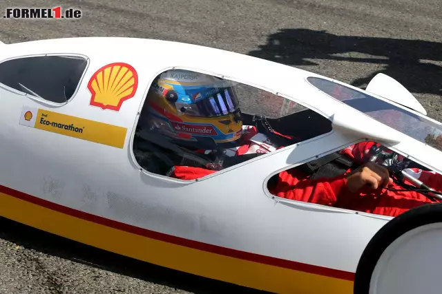 Viel Platz ist im Mini-Renner nicht. Normalerweise sind die Piloten noch kleiner als Formel-1-Fahrer. Foto zur News: Viel Platz ist im Mini-Renner nicht. Normalerweise sind die Piloten noch kleiner als Formel-1-Fahrer.