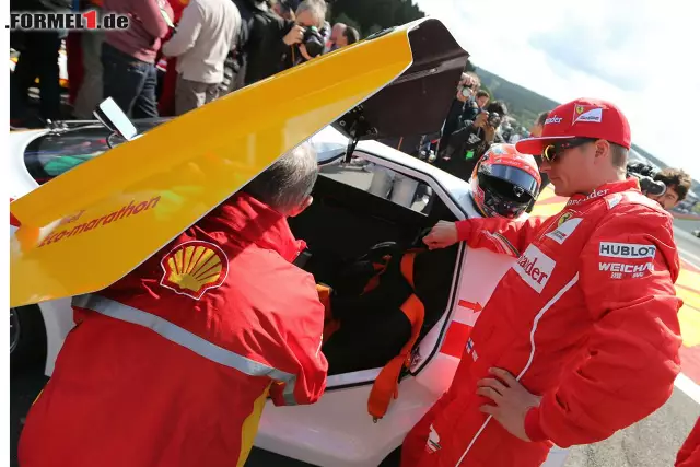 Kimi Räikkönen schaut zunächst etwas skeptisch auf den Stadt-Renner. Foto zur News: Kimi Räikkönen schaut zunächst etwas skeptisch auf den Stadt-Renner.