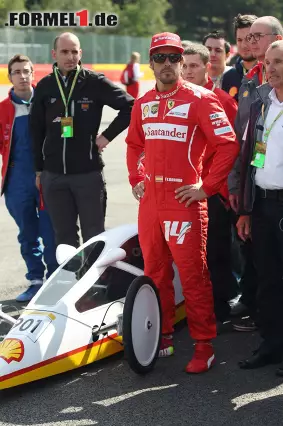 Letztlich fühlt sich der Spanier in seinem Ferrari aber doch besser aufgehoben. Foto zur News: Letztlich fühlt sich der Spanier in seinem Ferrari aber doch besser aufgehoben.
