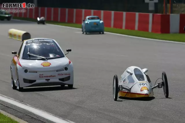 Fernando Alonso und Kimi Räikkönen Seite an Seite. Foto zur News: Fernando Alonso und Kimi Räikkönen Seite an Seite.