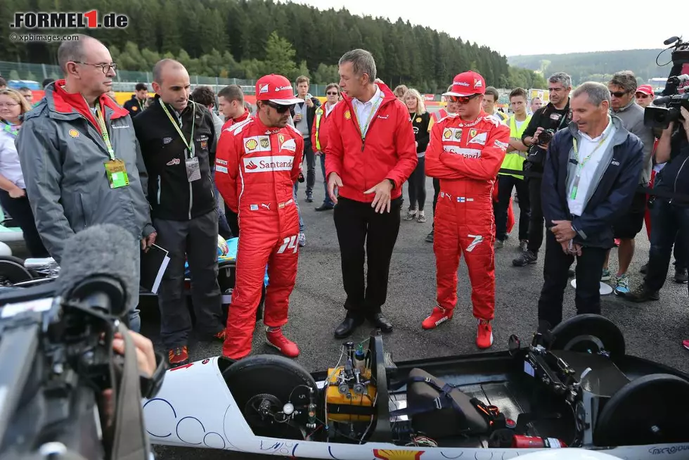 Foto zur News: Gemeinsam mit dem Teamkollegen lässt er sich die Technik erklären.