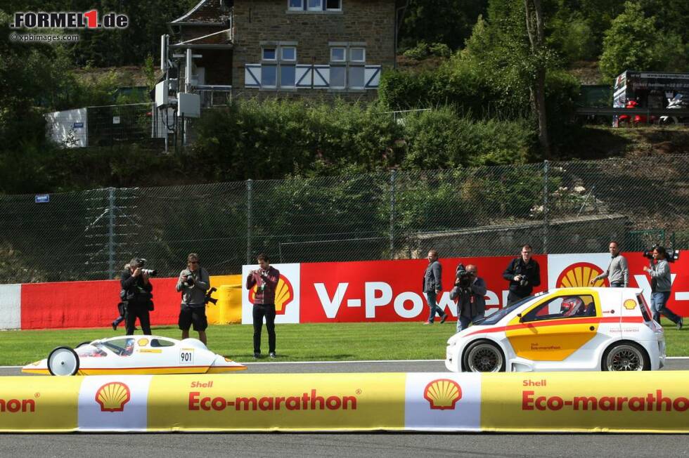 Foto zur News: Fernando Alonso (Ferrari) und Kimi Räikkönen (Ferrari) bei der Shell-Eco-Challenge