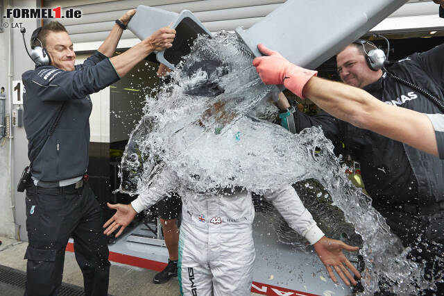 Foto zur News: Auch Lewis Hamilton lässt sich für den guten Zweck mit Eis-Wasser überschütten...