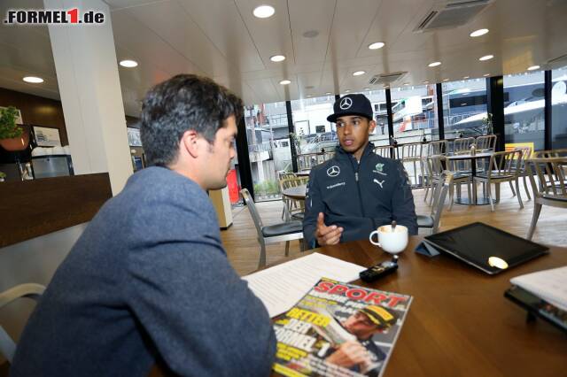 Foto zur News: Sven Haidinger und Lewis Hamilton (Mercedes)