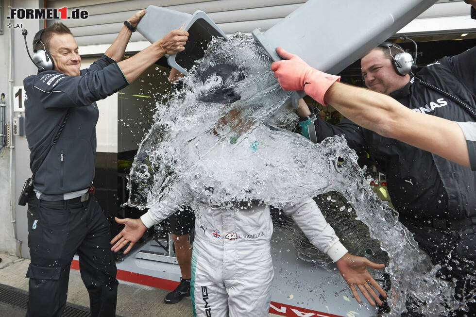Foto zur News: Auch Lewis Hamilton lässt sich für den guten Zweck mit Eis-Wasser überschütten...