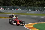 Foto zur News: Kimi Räikkönen (Ferrari) und Sebastian Vettel (Red Bull)