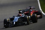 Foto zur News: Kevin Magnussen (McLaren) und Fernando Alonso (Ferrari)