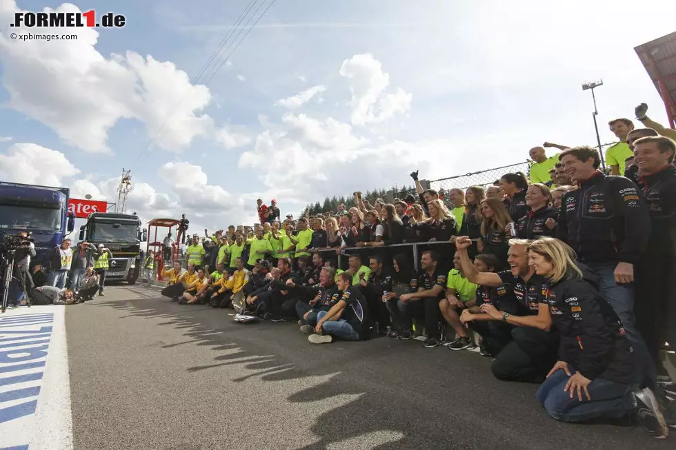 Foto zur News: Daniel Ricciardo feiert mit seinem Red-Bull-Team