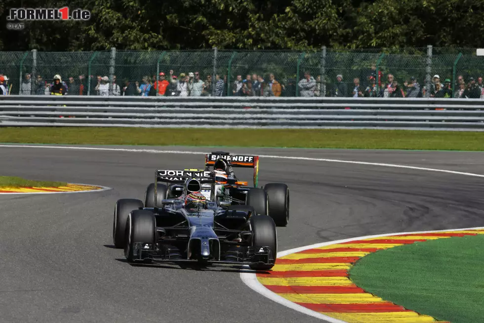 Foto zur News: Kevin Magnussen (McLaren) und Nico Hülkenberg (Force India)