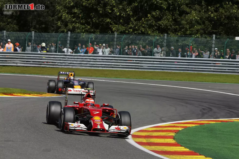 Foto zur News: Kimi Räikkönen (Ferrari) und Sebastian Vettel (Red Bull)
