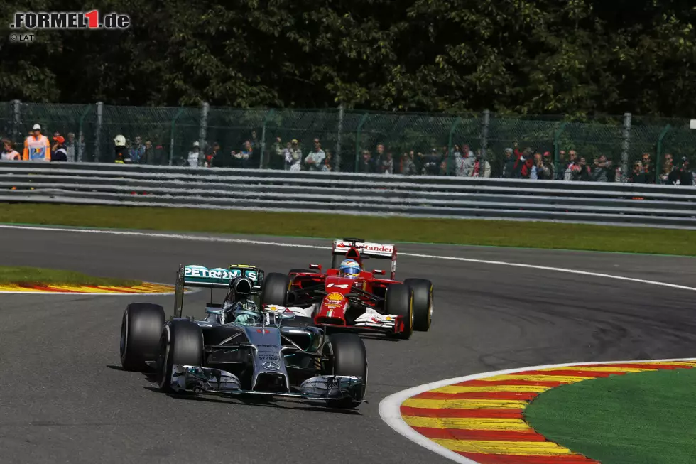 Foto zur News: Nico Rosberg (Mercedes) und Fernando Alonso (Ferrari)