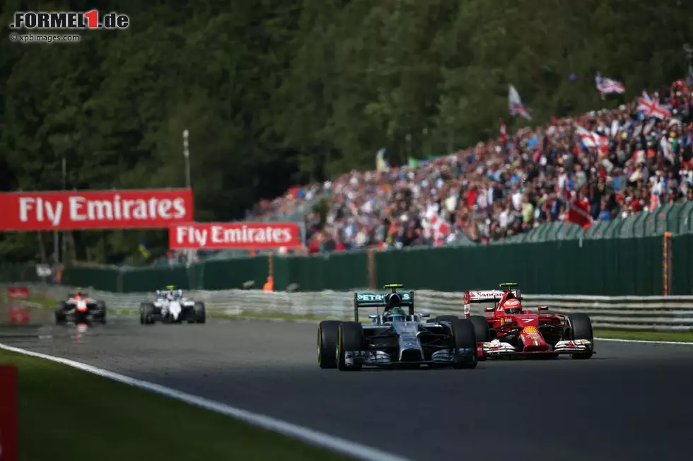 Foto zur News: Nico Rosberg (Mercedes) und Kimi Räikkönen (Ferrari)