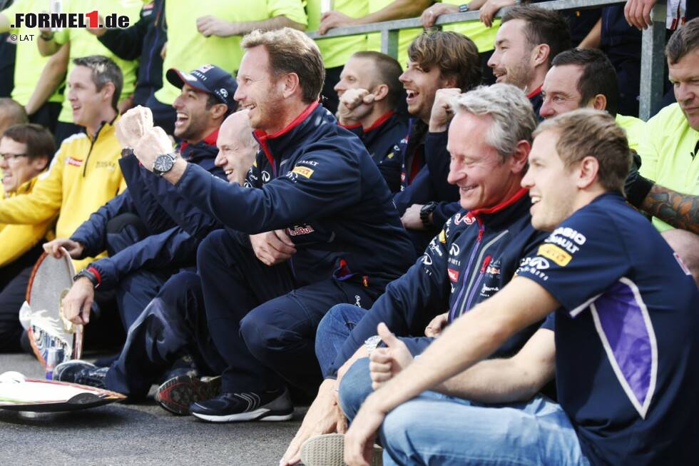 Foto zur News: Daniel Ricciardo (Red Bull), Adrian Newey, Christian Horner und Sebastian Vettel (Red Bull)