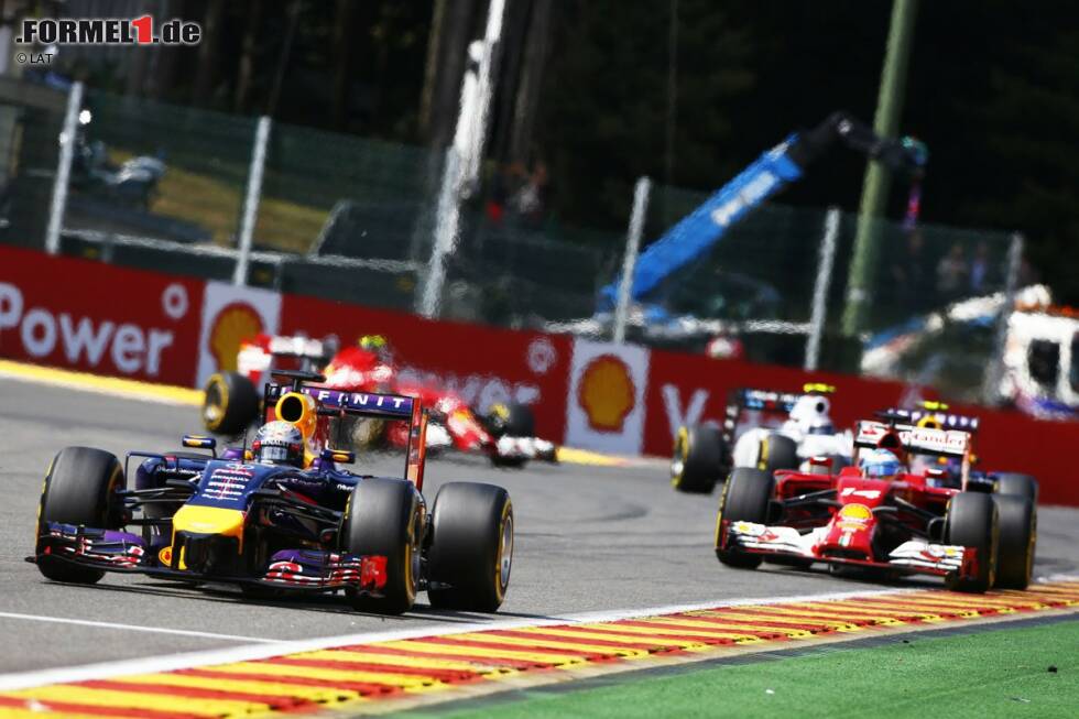 Foto zur News: Sebastian Vettel (Red Bull) und Fernando Alonso (Ferrari)