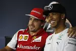 Foto zur News: Fernando Alonso (Ferrari) und Lewis Hamilton (Mercedes)