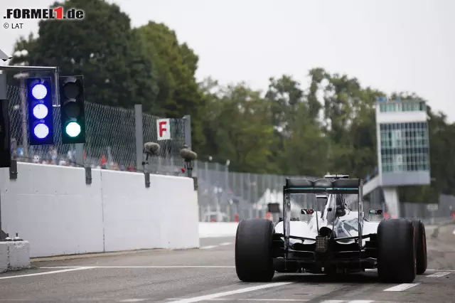 Foto zur News: Lewis Hamilton musste am Nachmittag eine Stunde Reparaturzeit verdauen, erst dann ging es für den WM-Zweiten auf die Strecke. Am Nachmittag war er Zweitschnellster, doch seine Runde am Vormittag war die Tagesbestzeit.