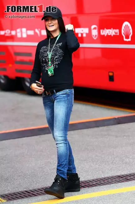 Minttu Virtanan, Freundin von Kimi Räikkönen (Ferrari): Der kleine Babybauch ist bereits zu erkennen. Foto zur News: Minttu Virtanan, Freundin von Kimi Räikkönen (Ferrari): Der kleine Babybauch ist bereits zu erkennen.