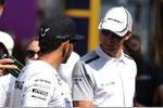 Foto zur News: Lewis Hamilton (Mercedes) und Jenson Button (McLaren)