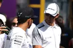 Foto zur News: Lewis Hamilton (Mercedes) und Jenson Button (McLaren)