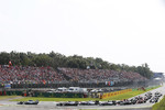 Foto zur News: Nico Rosberg (Mercedes) führt direkt nach dem Start in Monza
