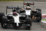 Foto zur News: Jenson Button (McLaren) und Sergio Perez (Force India)