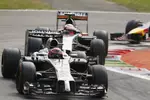 Foto zur News: Jenson Button (McLaren) und Sergio Perez (Force India)