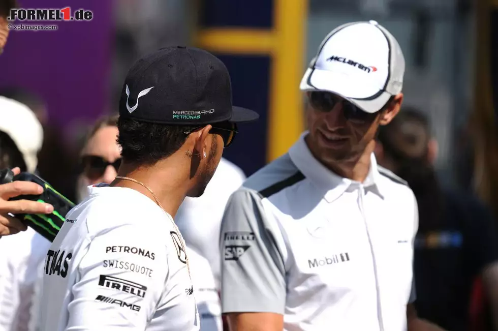 Foto zur News: Lewis Hamilton (Mercedes) und Jenson Button (McLaren)