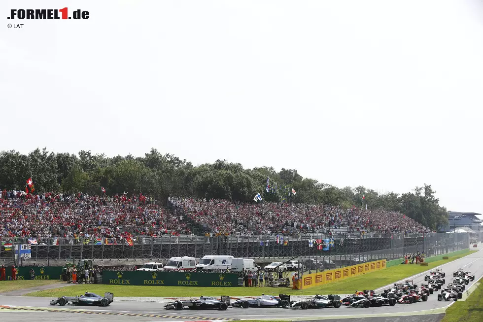 Foto zur News: Nico Rosberg (Mercedes) führt direkt nach dem Start in Monza