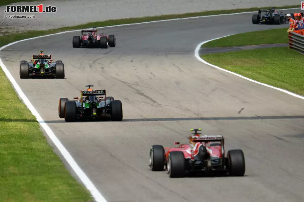 Foto zur News: Sergio Perez (Force India), Nico Hülkenberg (Force India) und Kimi Räikkönen (Ferrari)