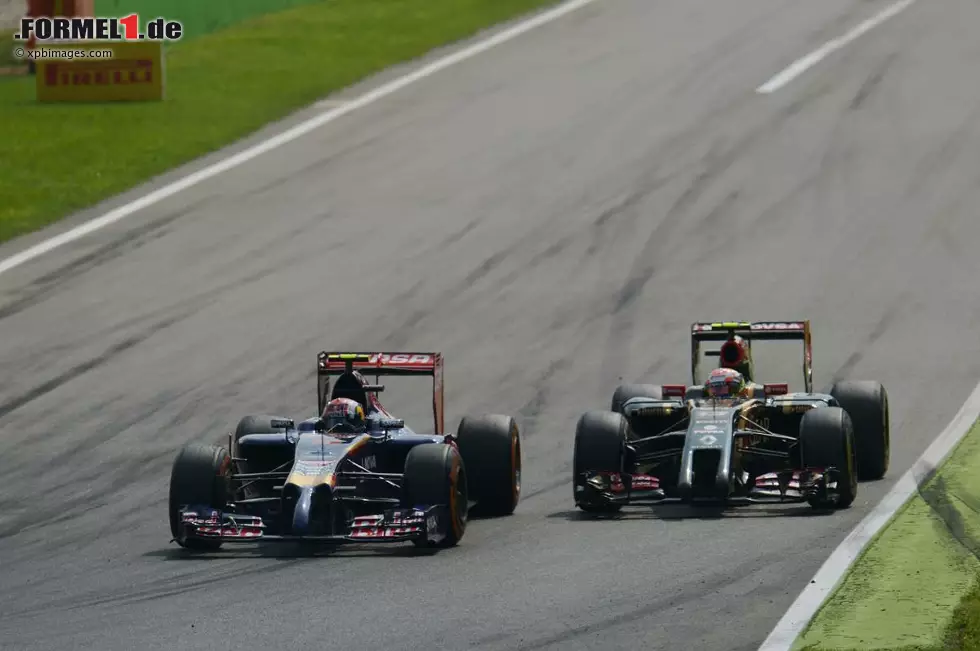 Foto zur News: Daniil Kwjat (Toro Rosso) und Pastor Maldonado (Lotus)