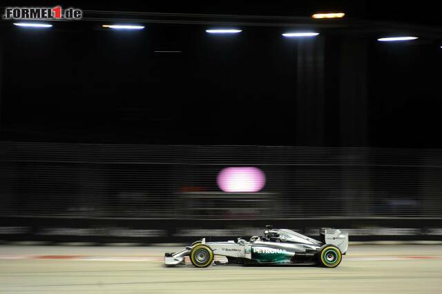 Foto zur News: Lewis Hamilton war am Samstag in der Nacht von Singapur der Schnellste. Der Brite erzielte eine Bestzeit von 1:45.681 Minuten.