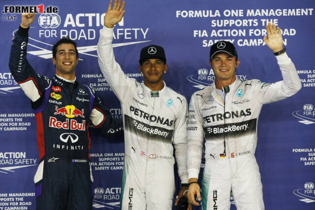 Foto zur News: Daniel Ricciardo, Lewis Hamilton und Nico Rosberg grüßen nach dem Qualifying zum Großen Preis von Singapur