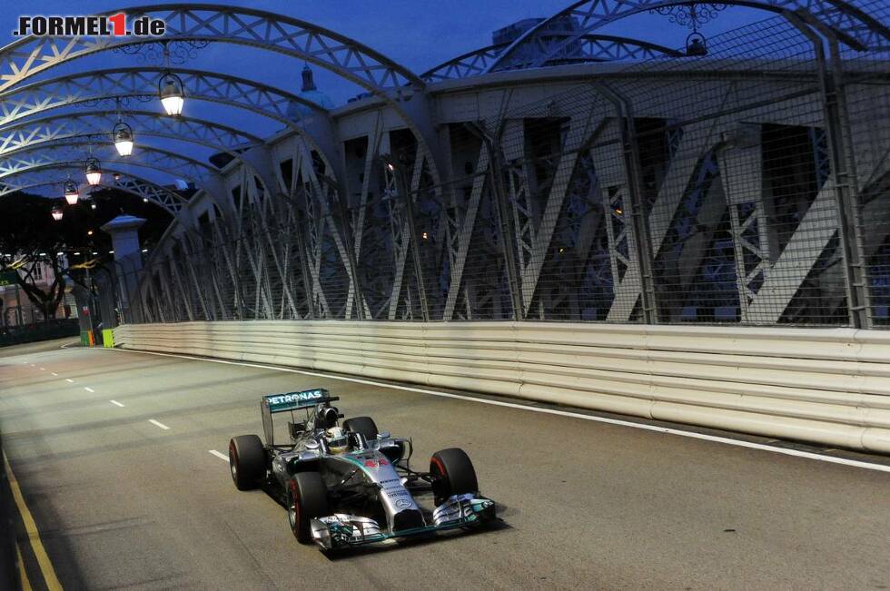 Foto zur News: Lewis Hamilton holte sich trotz Fehler die Pole von Singapur