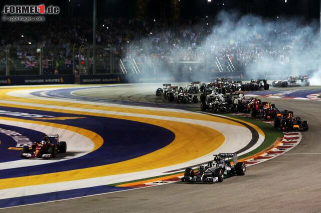 Foto zur News: Am Start musste Fernando Alonso durch die Auslaufzone abkürzen und Vettel den Platz zurückgeben.