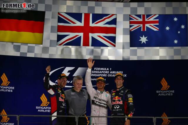 Foto zur News: Lewis Hamilton, Sebastian Vettel und Daniel Ricciardo standen am Ende des Großen Preises von Singapur auf dem Podium.