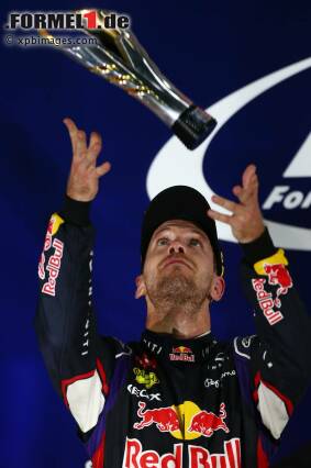 Foto zur News: Kommt ein Pokal geflogen: Sebastian Vettel wurde in Singapur Zweiter hinter Hamilton