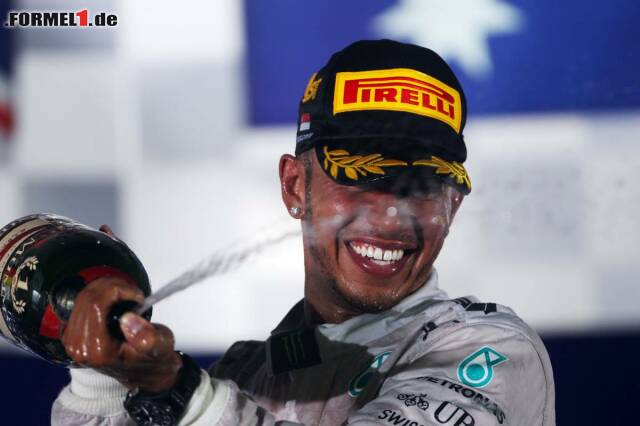 Foto zur News: Nervosität weicht Freude: Lewis Hamilton siegte in Singapur und ist WM-Führender