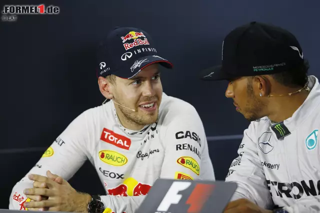 Foto zur News: Sebastian Vettel (Red Bull) und Lewis Hamilton (Mercedes)