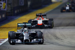 Foto zur News: Lewis Hamilton (Mercedes) und Jules Bianchi (Marussia)