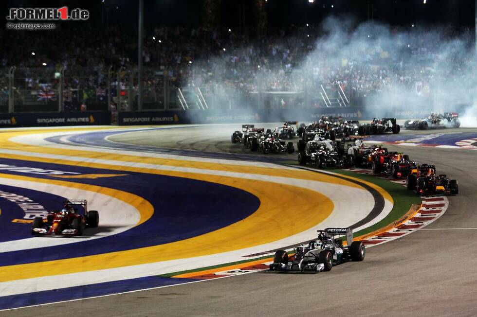 Foto zur News: Am Start musste Fernando Alonso durch die Auslaufzone abkürzen und Vettel den Platz zurückgeben.