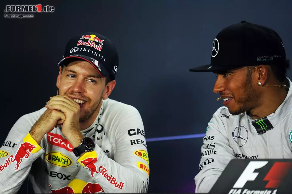 Foto zur News: Sebastian Vettel (Red Bull) und Lewis Hamilton (Mercedes)