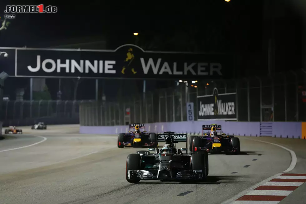 Lewis Hamilton (Mercedes), Daniel Ricciardo (Red Bull) und Sebastian Vettel (Red Bull) Foto zur News: Lewis Hamilton (Mercedes), Daniel Ricciardo (Red Bull) und Sebastian Vettel (Red Bull)