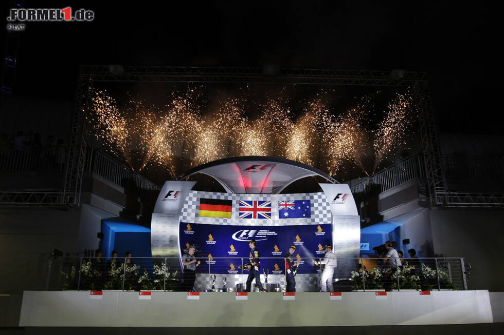 Foto zur News: Lewis Hamilton (Mercedes), Sebastian Vettel (Red Bull) und Daniel Ricciardo (Red Bull)