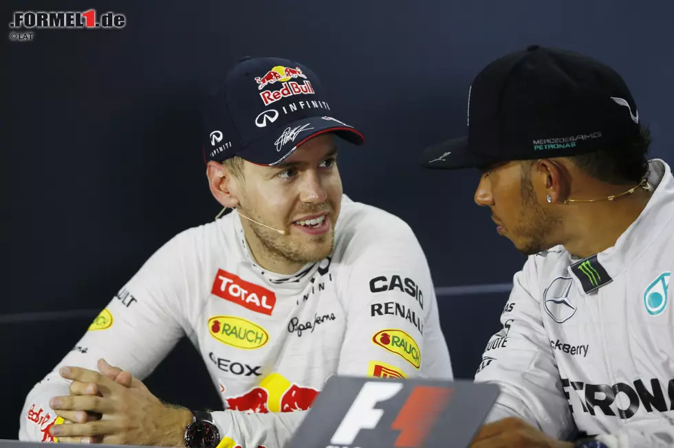 Foto zur News: Sebastian Vettel (Red Bull) und Lewis Hamilton (Mercedes)